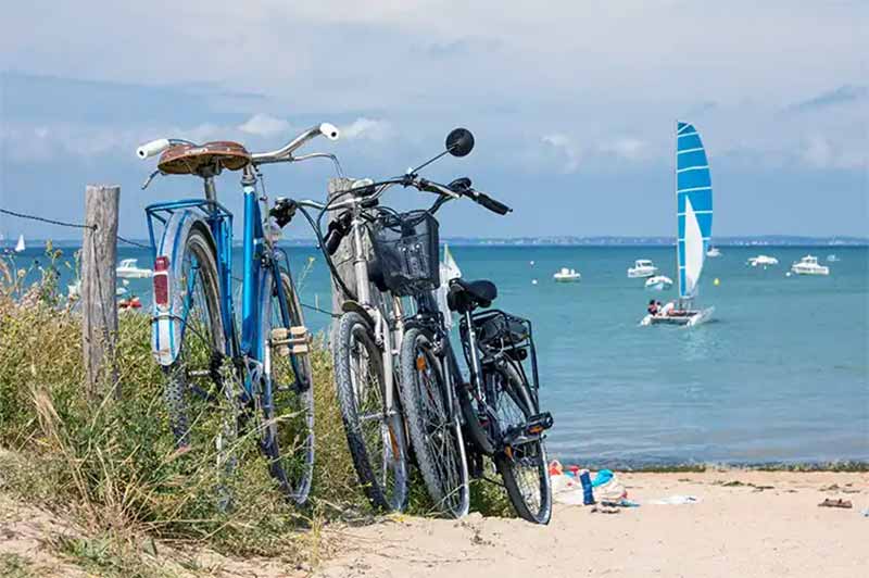 Local vélo fermé avec prises de recharge