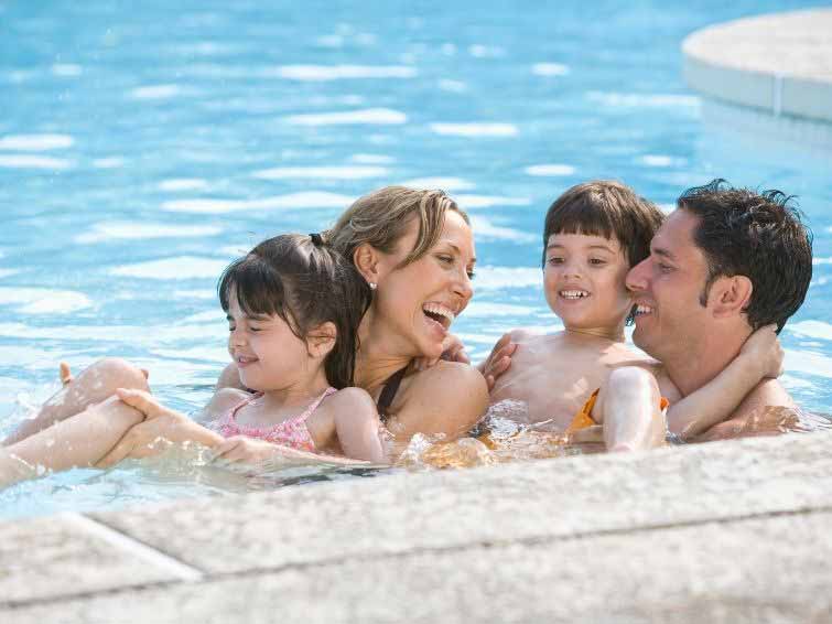 Parents et enfants heureux de jouer dans la piscine des Pertuis Rochelais