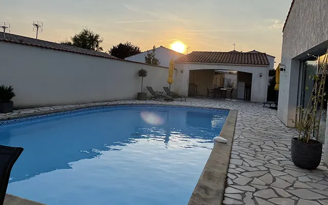 La piscine au coucher du soleil